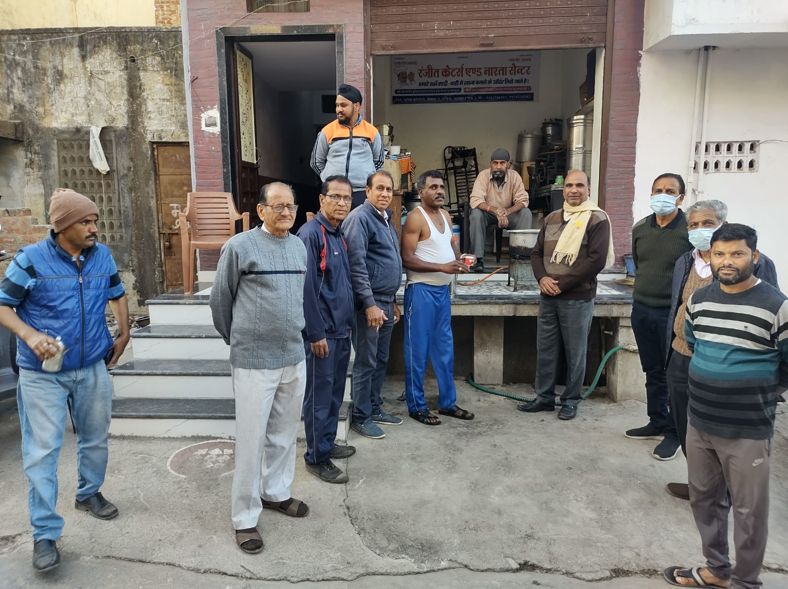 सेवा विभाग ने किया सेवा बस्ती में काढ़ा वितरण