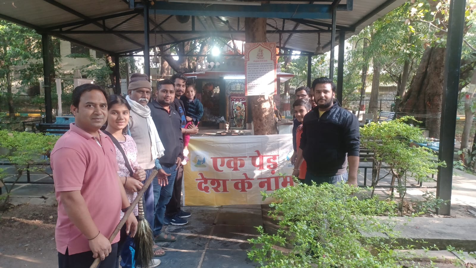 गुलाबबाग स्थित वीर परमहंस मंदिर में श्रमदान