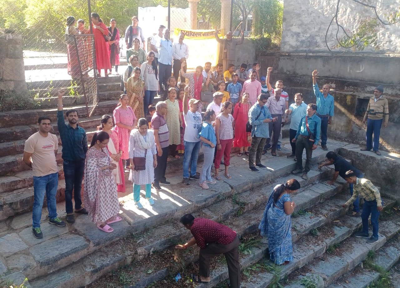 ऐतिहासिक बावड़ी के लिए श्रमदान एवं धरोहर सुरक्षा का संकल्प 