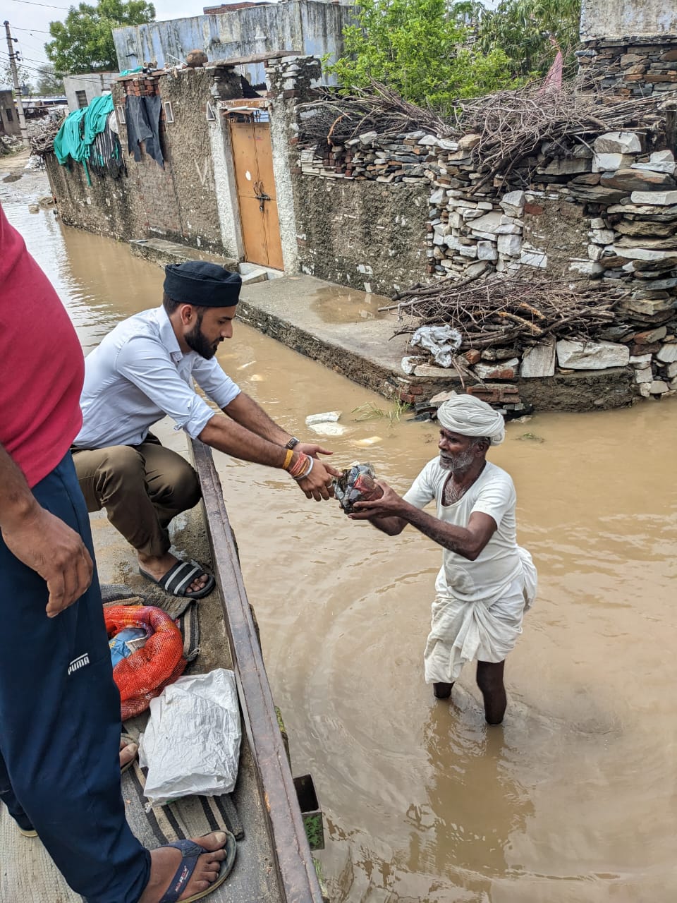 “तूफान भारी बारिश के बीच संघ सेवा कार्य”