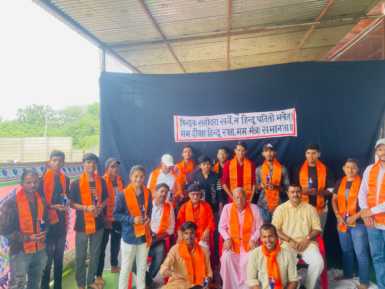 बांसवाडा वाल्मीकि समाज की 15 प्रतिभाओं का सम्मान समारोह व स्नेह भोज का कार्यक्रम किया गया।