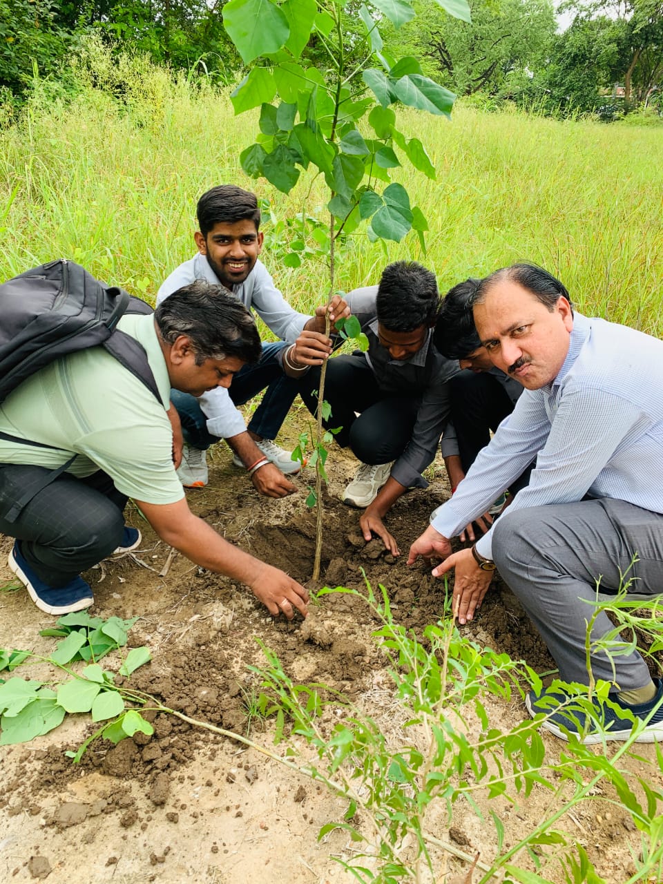 ‘एक पेड़ देश के नाम’ के अंतर्गत हुआ पौधारोपण, पर्यावरण संरक्षण का भी लिया संकल्प