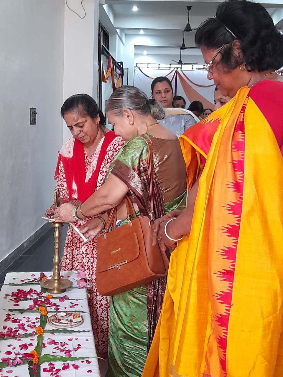 वयं भावी तेजस्वी राष्ट्रस्य धन्या: जन्न्यो भवेेेमेेती देहृयाशीषम -अलका ईनामदार