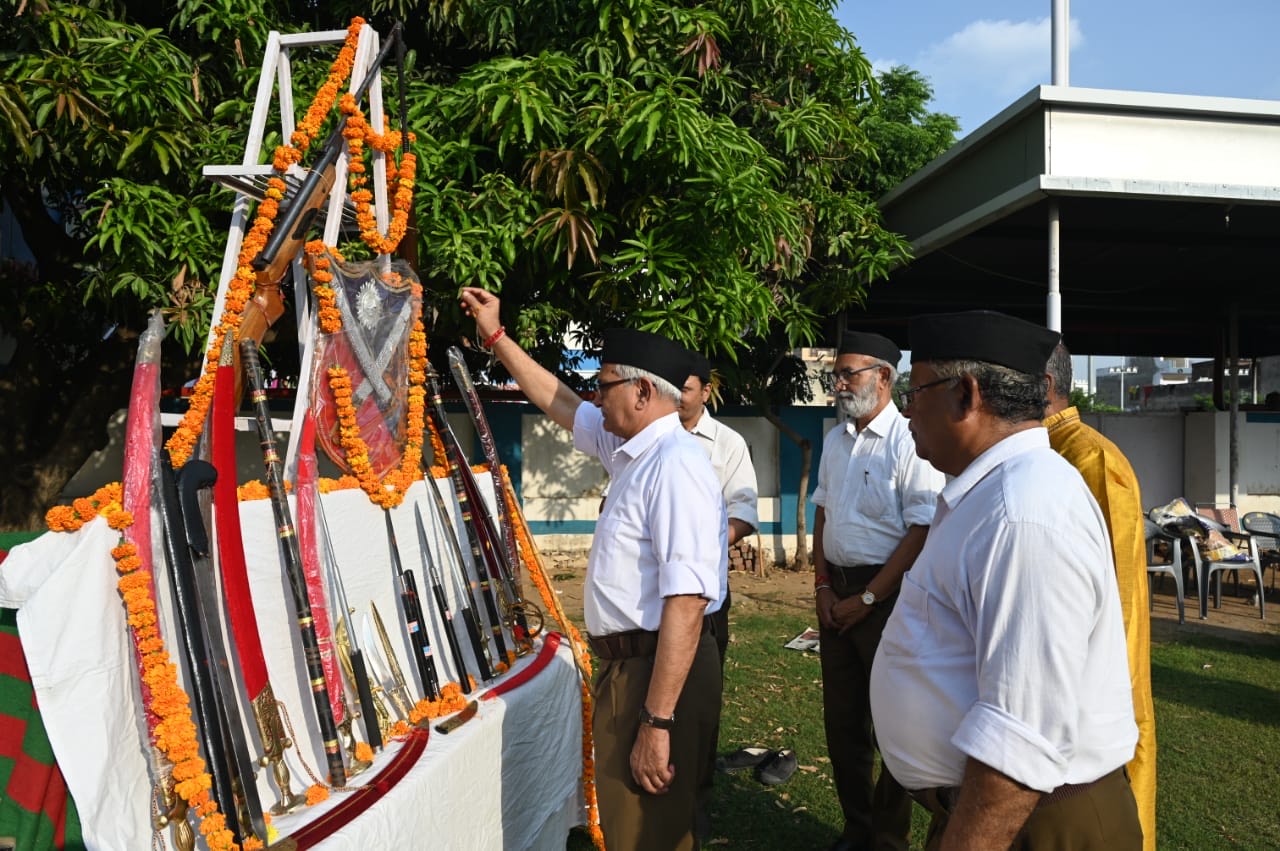 संघ की ओर से पथसंचलन का आयोजन, विजयादशमी पर किया शस्त्र पूजन।