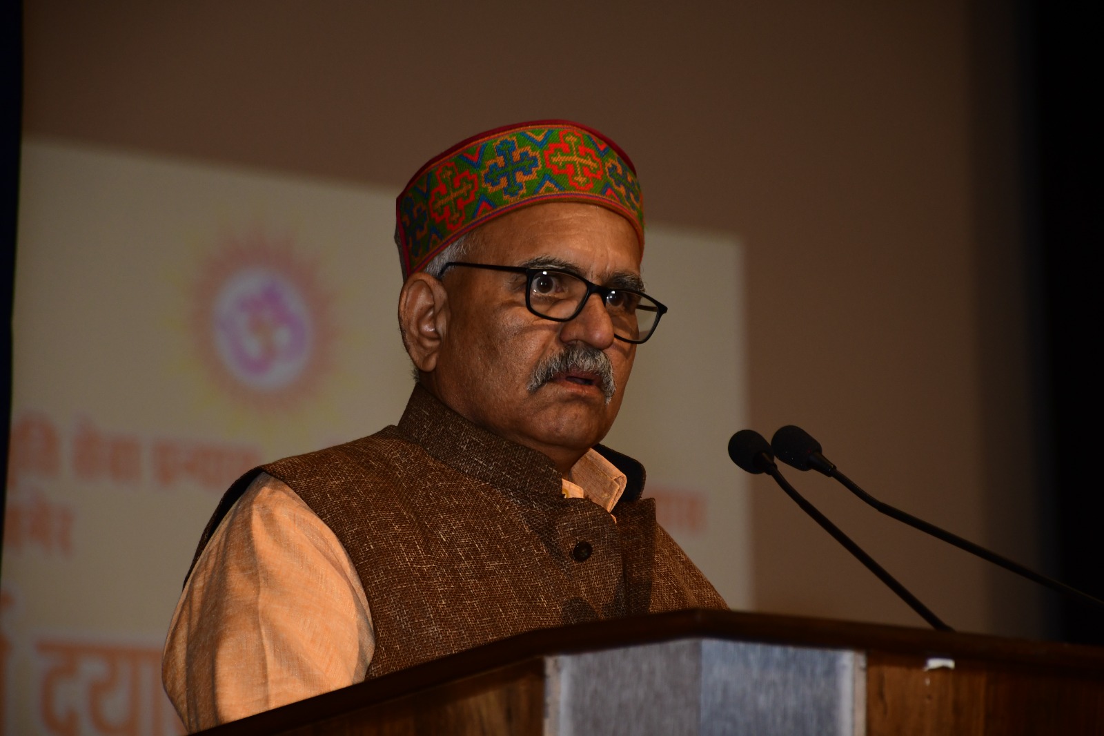 महर्षि दयानंद सरस्वती जी ने वेदों के प्रति जो भ्रांतियां पैदा हुई उन पर प्रहार किया व उद्घोष दिया वेदों की और लौटो – हनुमानसिंह राठौड़