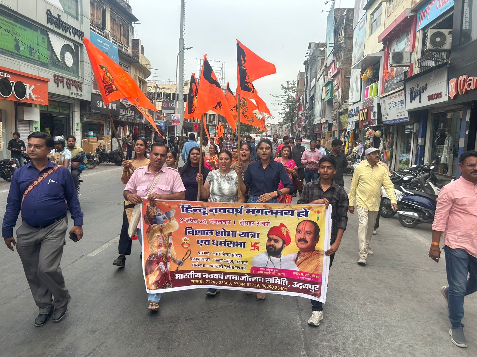 नववर्ष शोभायात्रा के लिए निमंत्रण देने निकली युवाओं की टोली