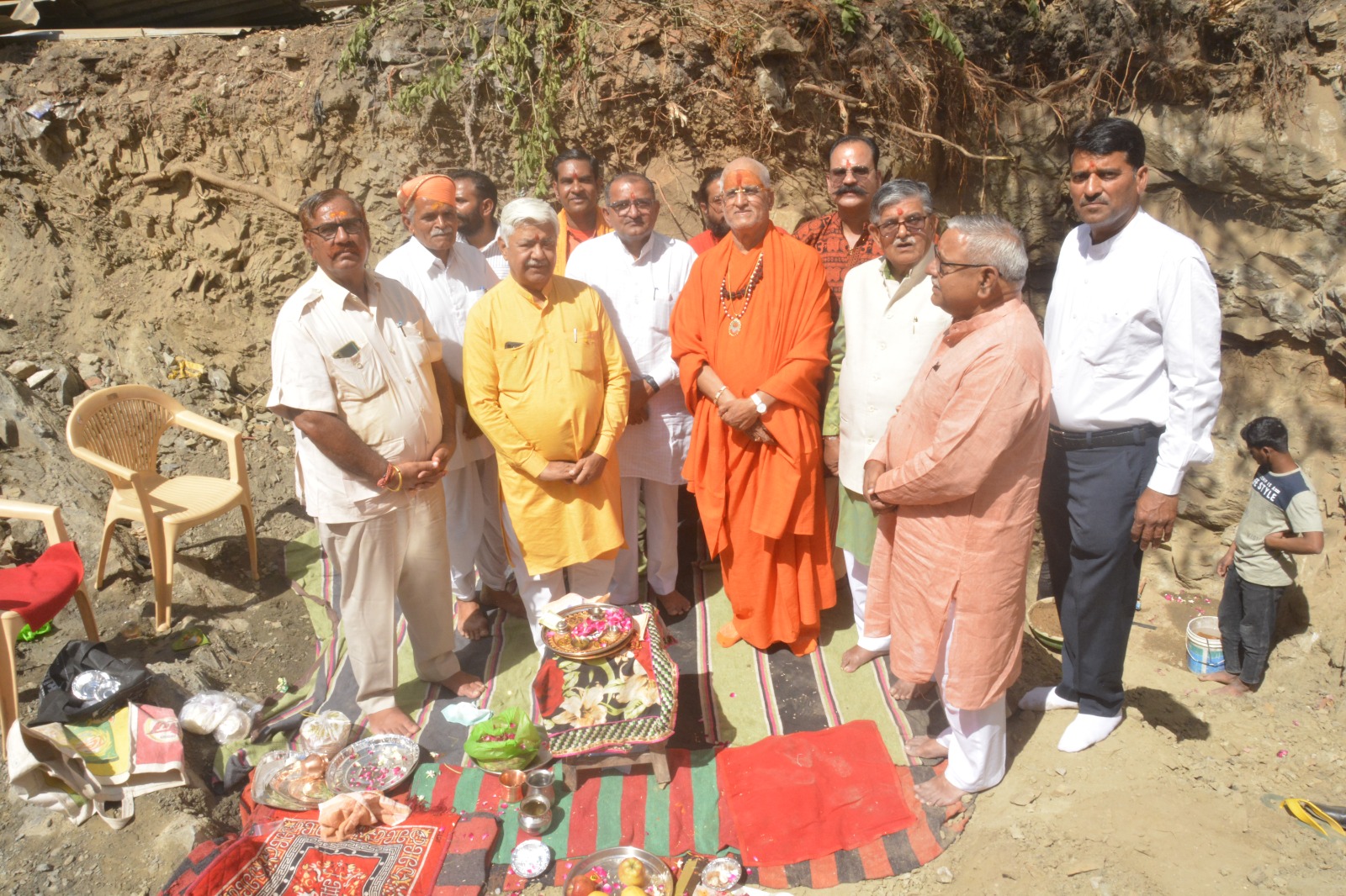 विश्व हिंदू परिषद के अंतर्गत शर्मा छात्रावास के अशोक सिंघल भवन का शिलान्यास कार्यक्रम प्रारम्भ