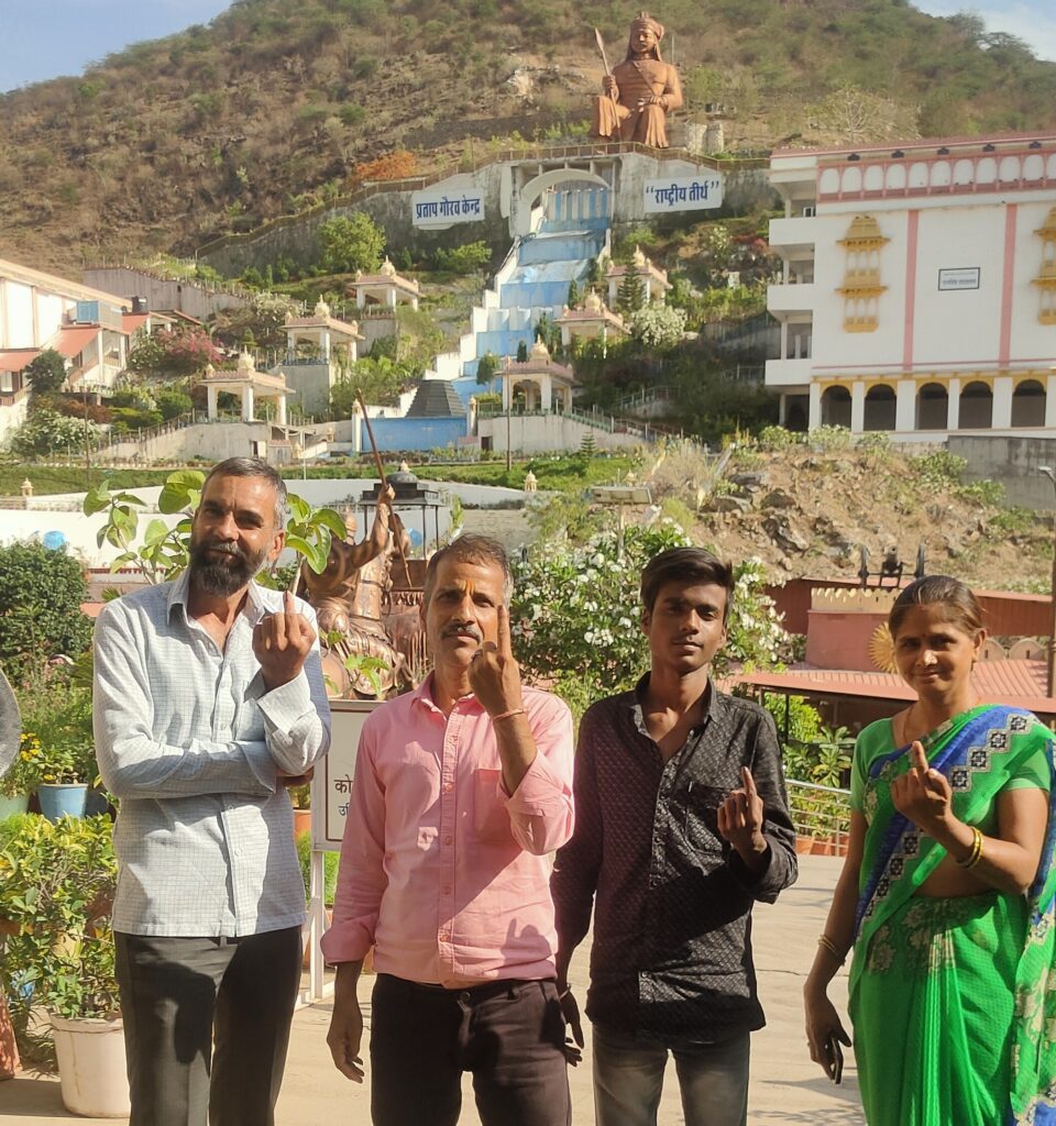 प्रताप गौरव केन्द्र : मतदान का निशान बताकर छूट का लाभ ले रहे पर्यटक  