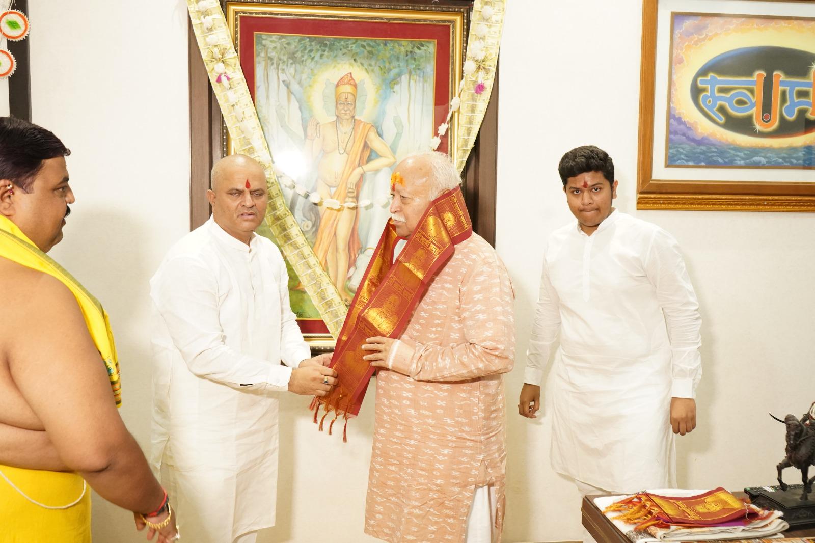 श्री स्वामी समर्थ के दर्शन पाकर अभिभूत हूँ – डॉ मोहन भागवत जी