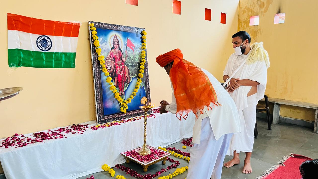 स्वतंत्रता के लिए जीवन न्यौछावर करने वाले सेनानियों का नित्य पुण्य स्मरण करे