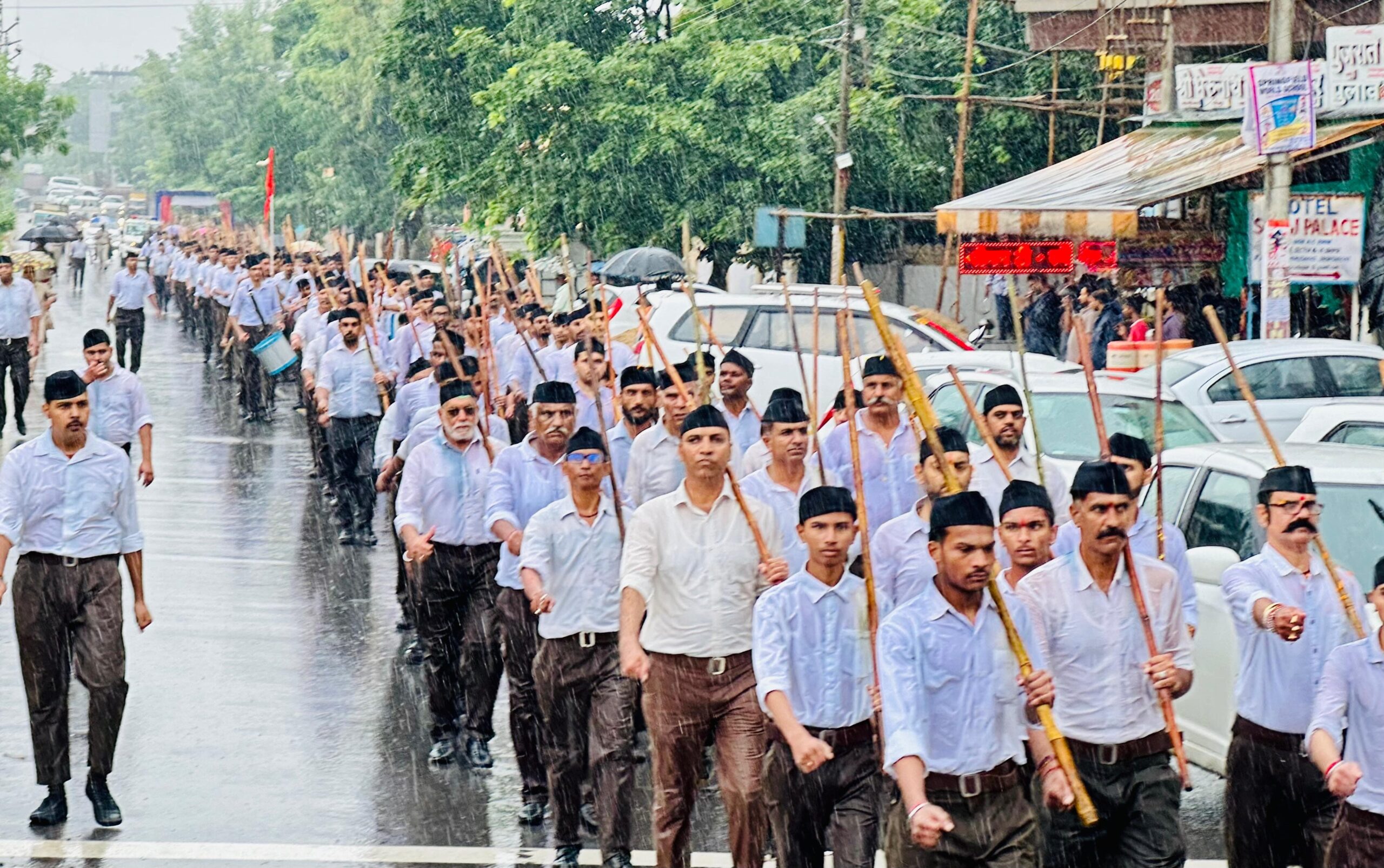 तेज बरसात, निर्धारित स्थान, तय समय और पूर्ण अनुशासन के साथ संचलन