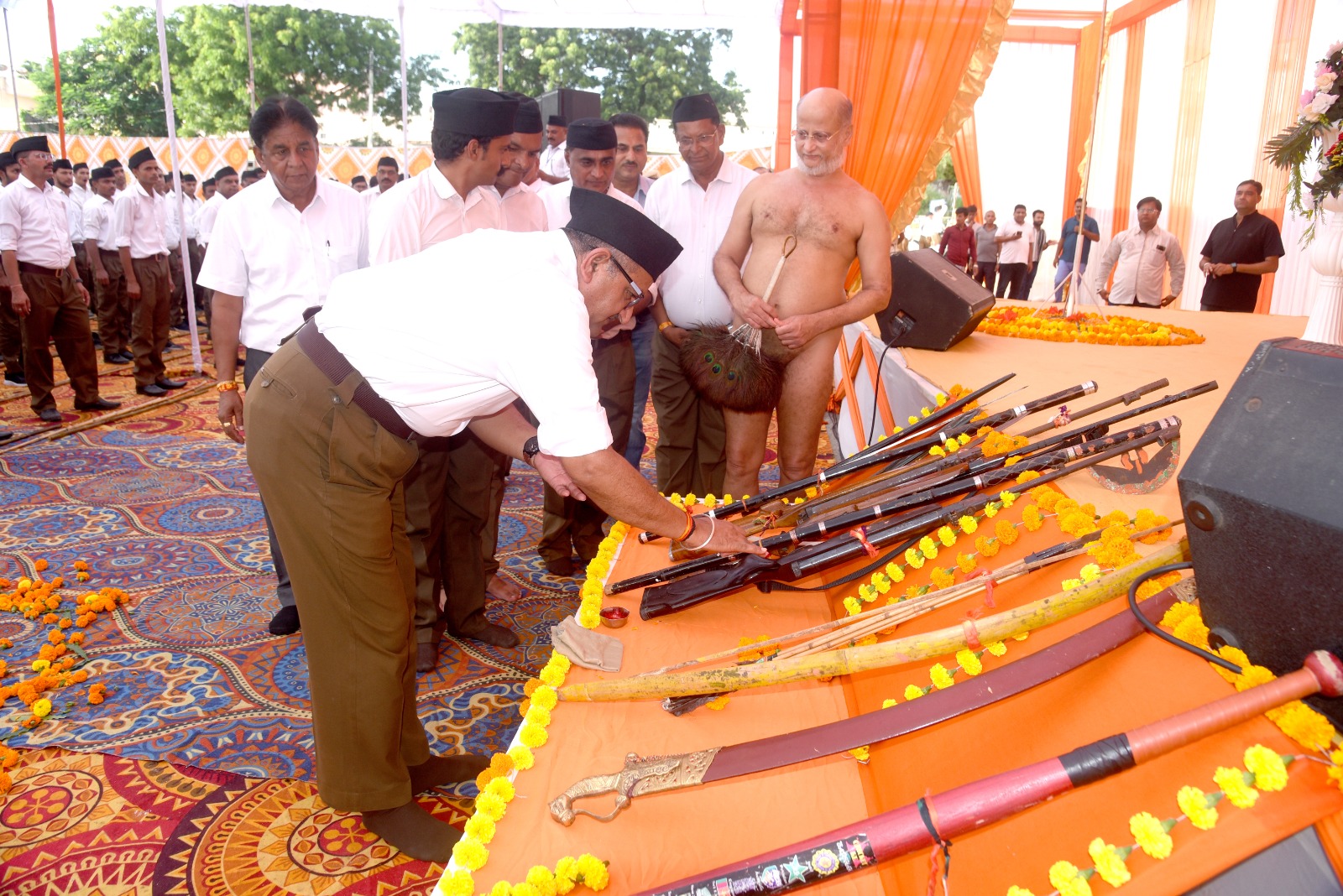 संघ समाज मे संस्कार व देशभक्ति की भावना भरने का कार्य कर रहा है – पुलक सागर जी महाराज