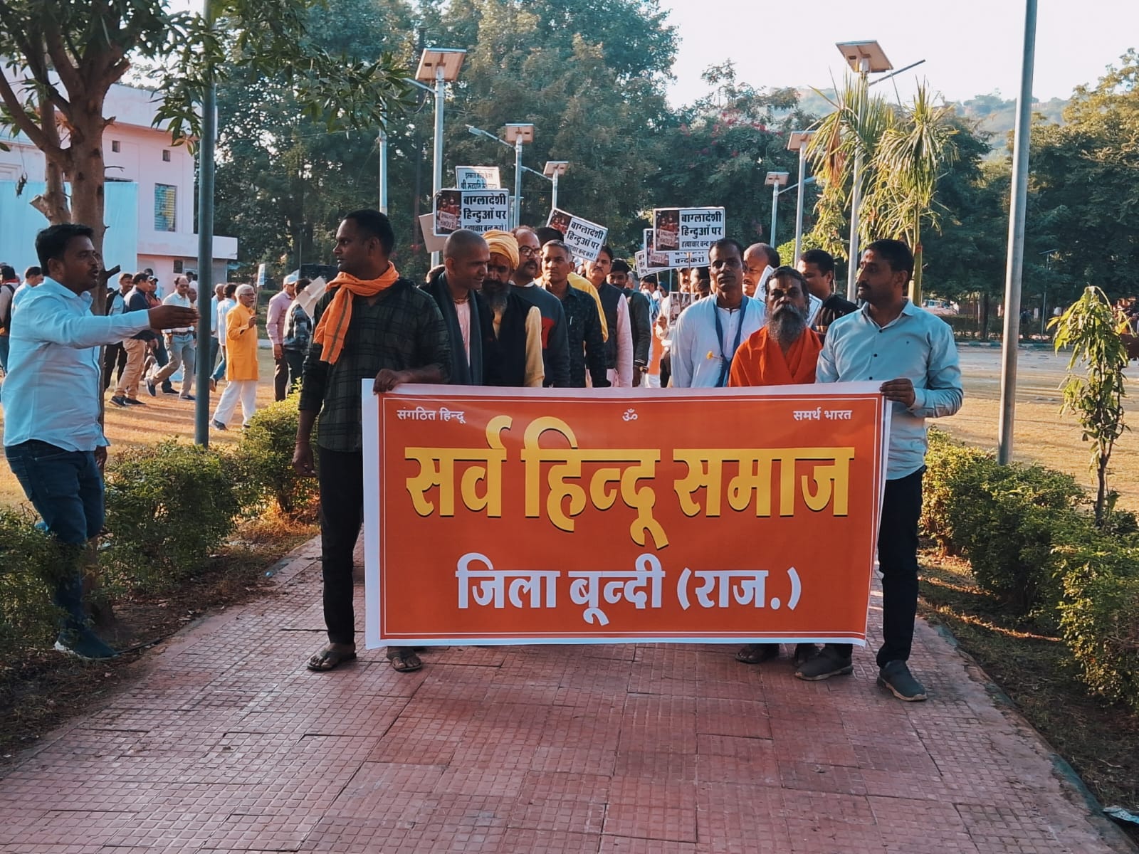 सर्व हिंदू समाज द्वारा बांग्लादेश में इस्लामी कट्टर पंथ्यों द्वारा हिंदुओं पर हो रही हिंसा के विरोध में ज्ञापन